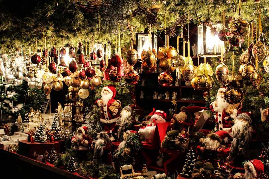Một cửa hàng ngập tràn trong những món đồ trang trí Noel.