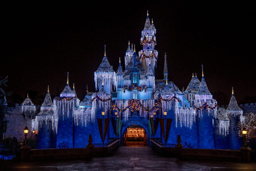 Lâu đài tuyết được dựng tại Disneyland vô cùng lung linh để mừng lễ Giáng Sinh.