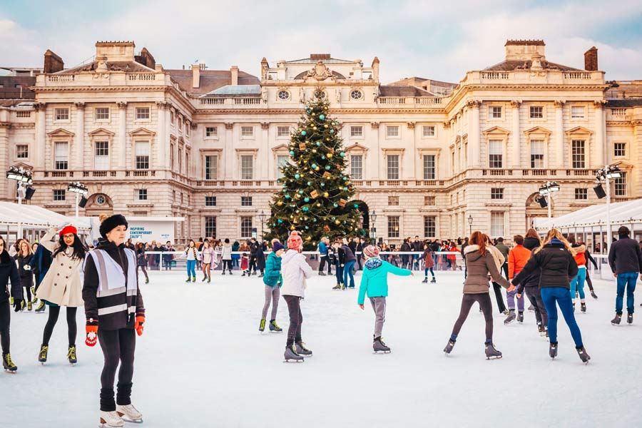 Người Anh đổ xô ra Courtesy Somerset House đón Giáng Sinh và chơi trượt băng.