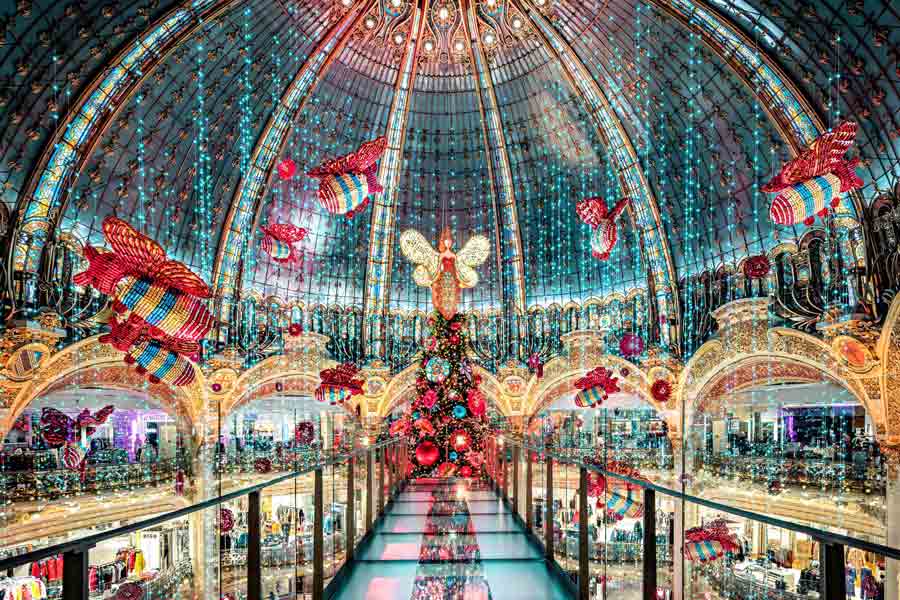 Trung tâm thương mại Galeries Lafayette Haussmann ở Paris ngập tràn màu sắc.