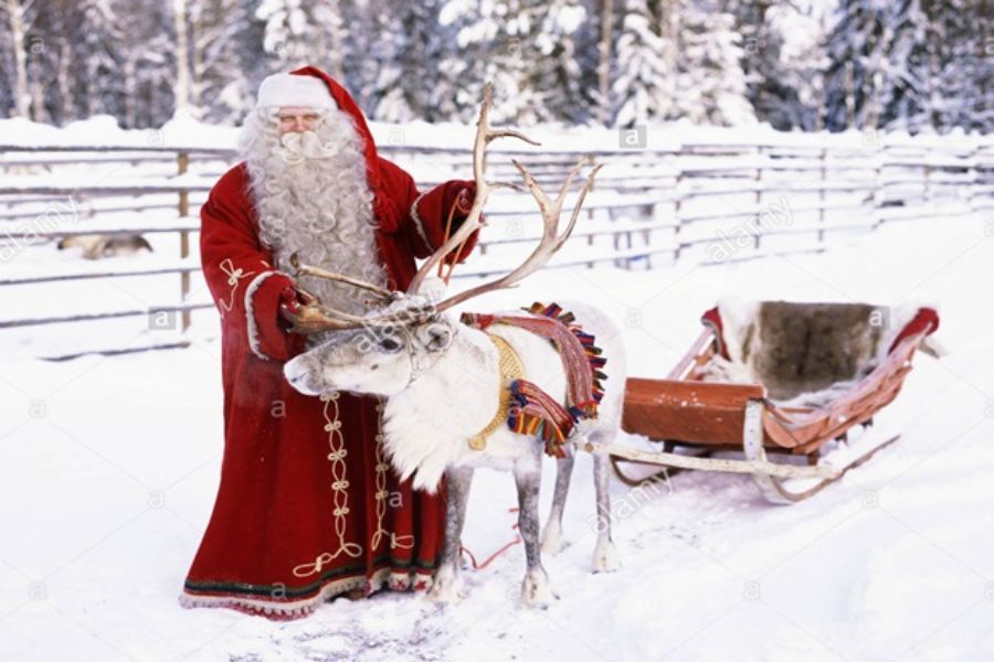 Ông già Noel nổi bật trên nền tuyết.