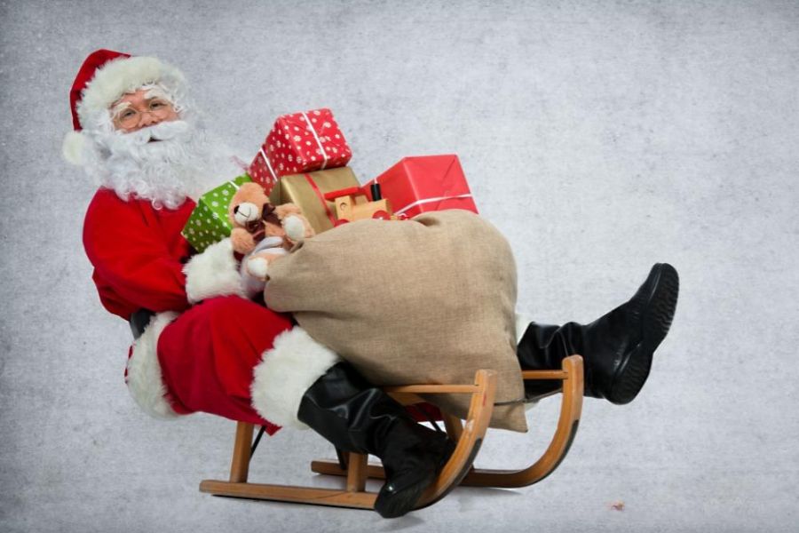 Hình ảnh đáng yêu của công già Noel cùng túi quà lớn trên chiếc xe quá tải.