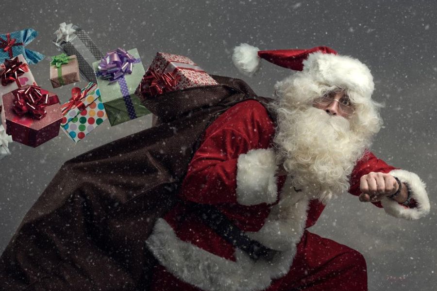 Hình ảnh “hối hả” của ông già Noel khi phát hiện mình trễ giờ phát quà.