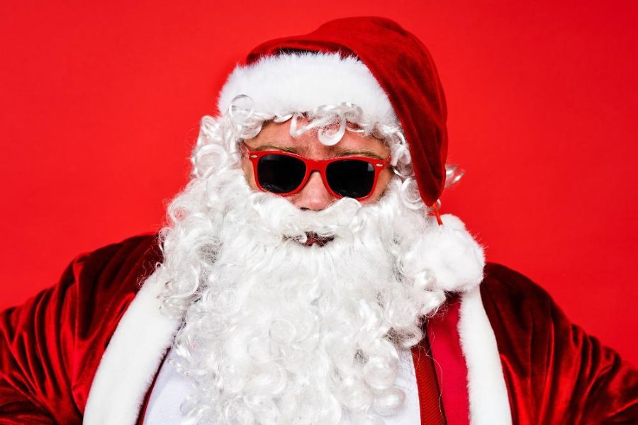 Hình ảnh ông già Noel ngộ nghĩnh đáng yêu khi đeo kính đen.