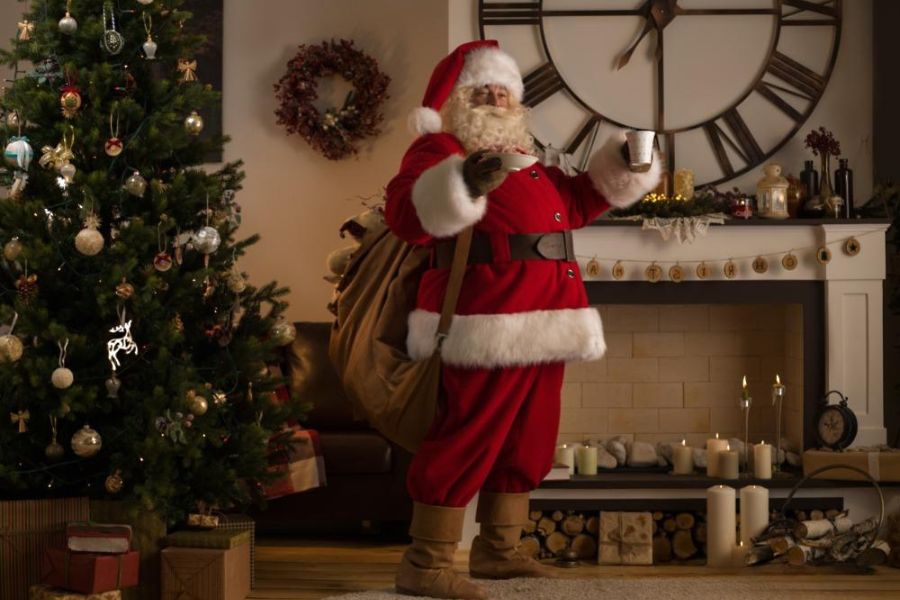 Hình ảnh ông già Noel ngộ nghĩnh với chiếc bụng bự và túi quà lớn.