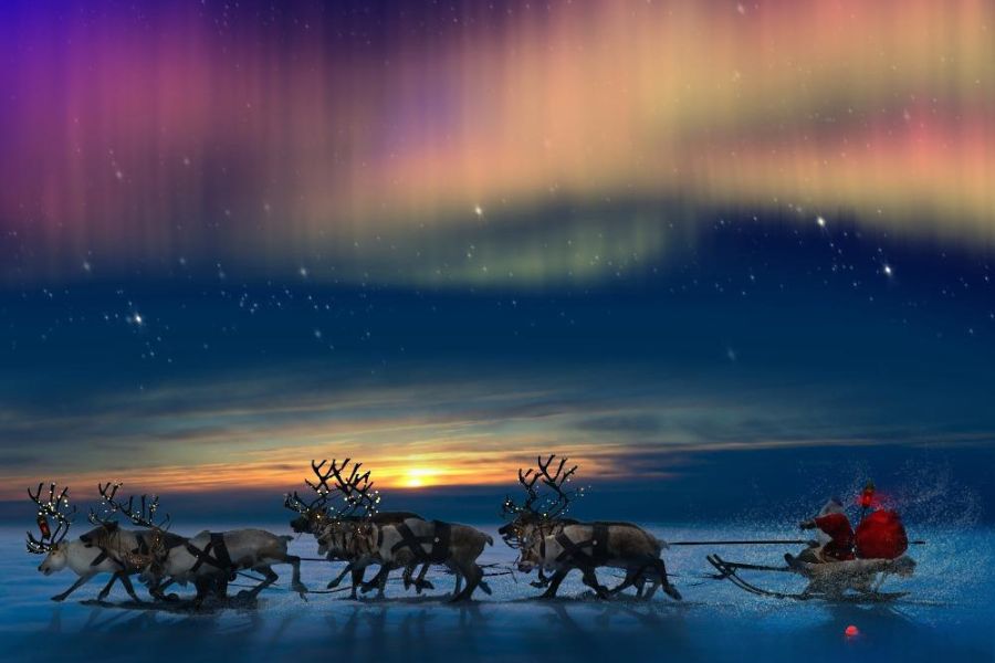 Hình ảnh ông già Noel cưỡi tuần lộc trên mặt băng dưới khung cảnh cực quang.