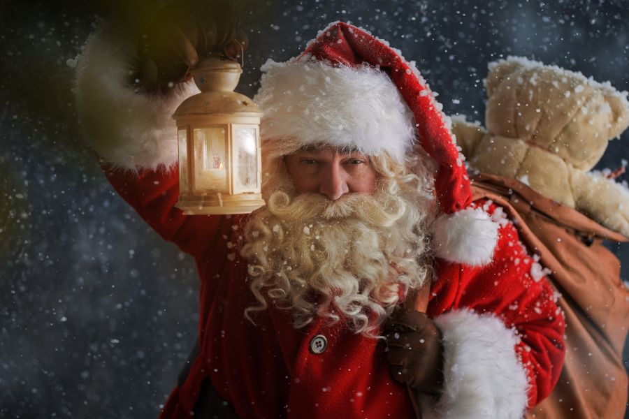Hình ảnh ông già Noel cùng chiếc túi quà tặng lớn trong tuyết cực đẹp.