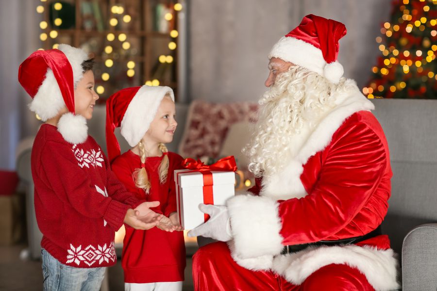 Hình ảnh ông già Noel đi phát quà cho các bé nhỏ vào ngày Giáng Sinh.