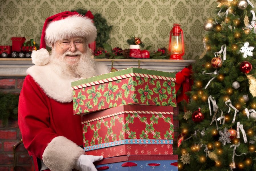 Hình ảnh ông già Noel dễ thương đang chuẩn bị quà.