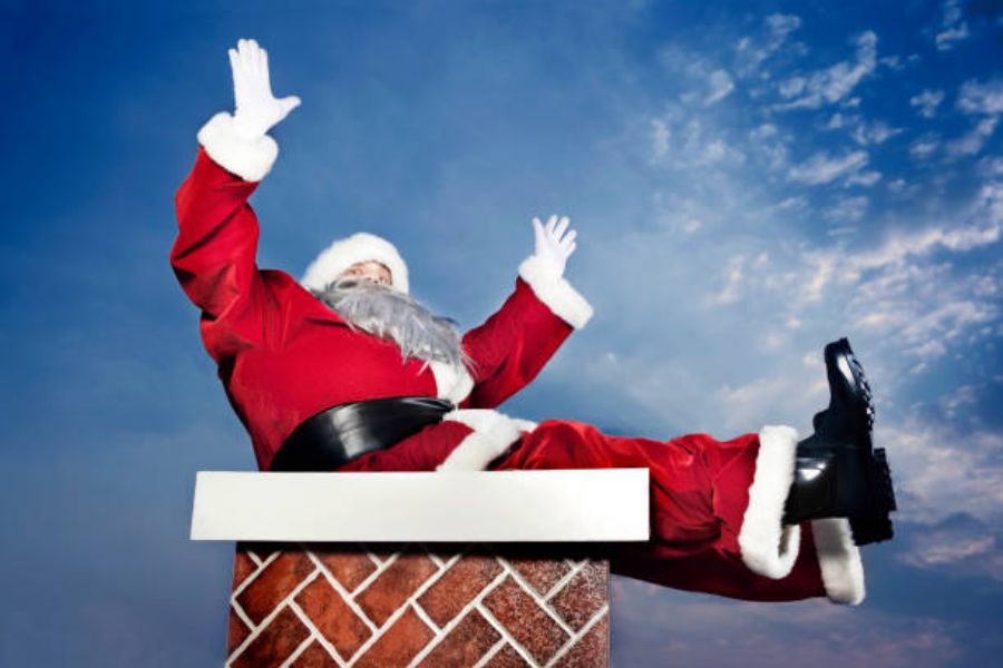 Hình ảnh hài hước về ông già Noel khi bị mắc kẹt trên ống khói.