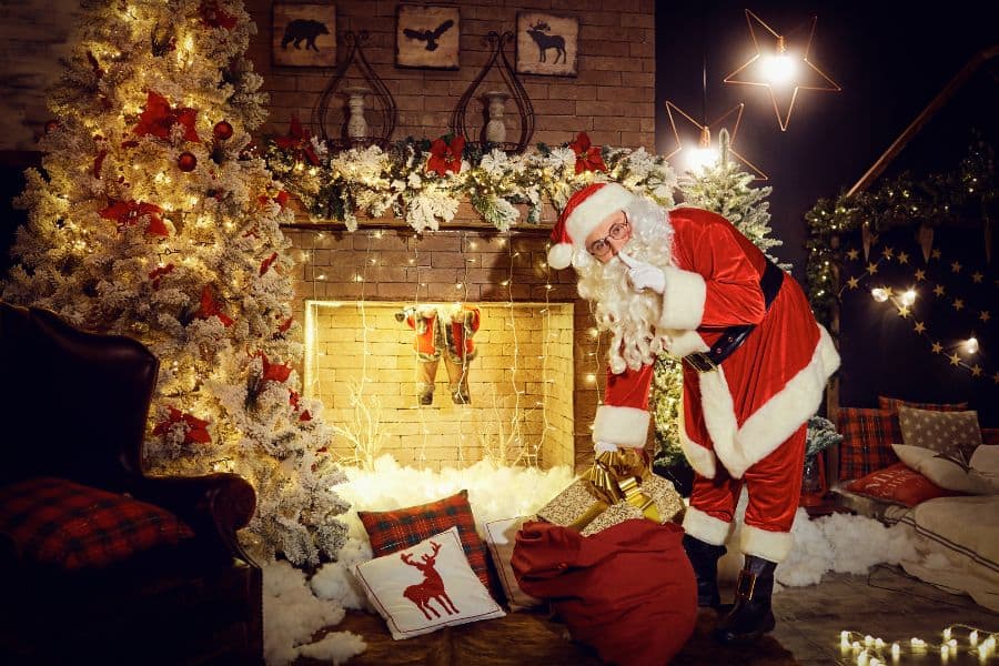 Hình ảnh ông già Noel bí mật tặng quà các em nhỏ vào mỗi đêm Giáng Sinh.