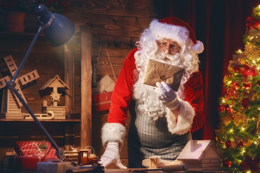 Hình ảnh ông già Noel khi nhận được thư.
