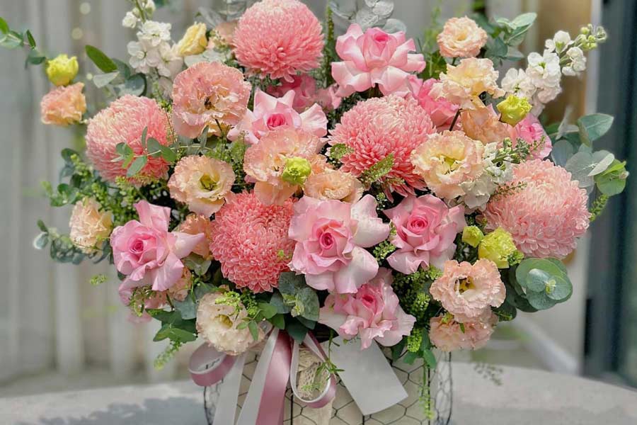 Bạn chọn sẵn những mẫu hoa mình thích, yêu cầu tiệm hoa làm theo thì sẽ có được giỏ hoa thật ưng ý.