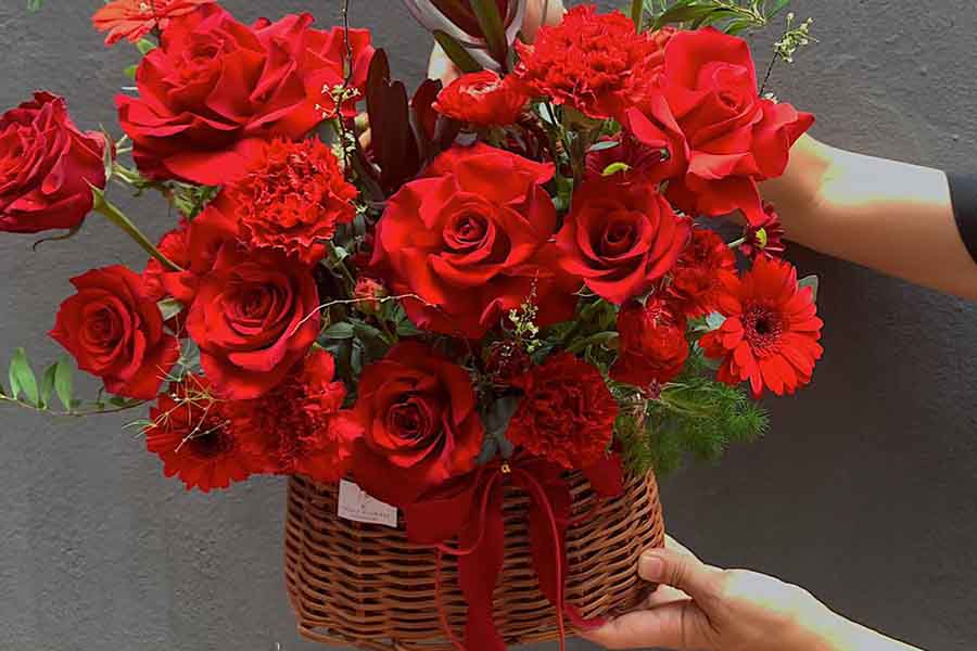 Hoa hồng đỏ và cẩm chướng đỏ là sự kết hợp cực kỳ hoàn hảo.