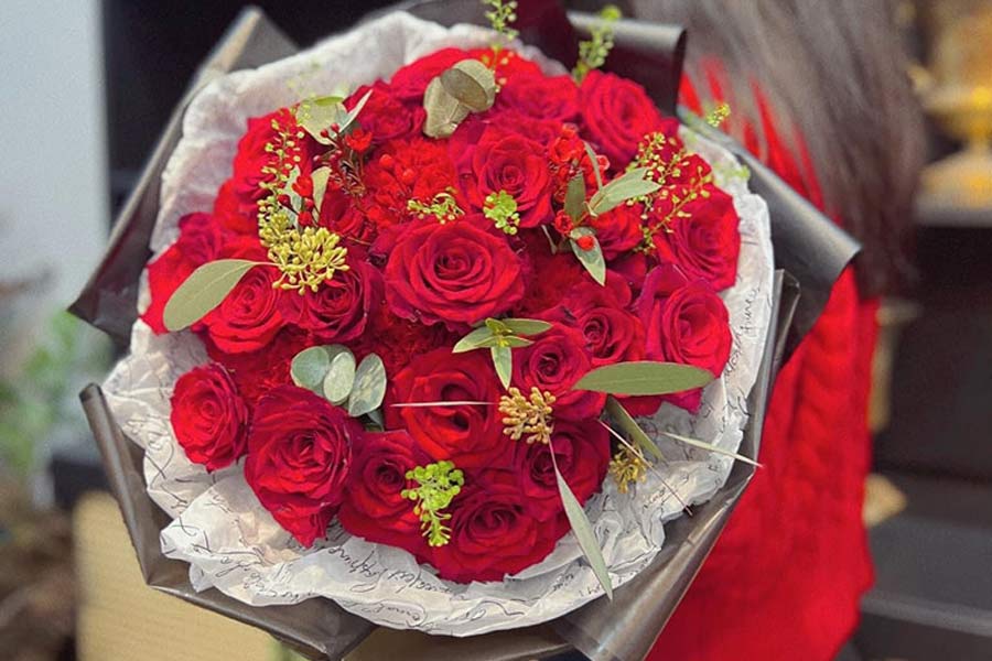 Bó hoa hồng tươi thắm thể hiện sự yêu quý với thầy cô giáo.