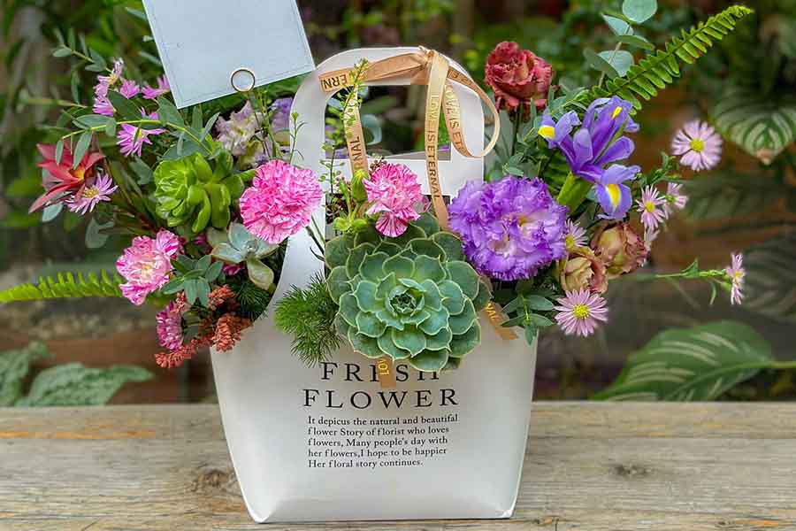 Giỏ hoa kết hợp hoa và sen đá cũng là lựa chọn rất thú vị dành cho bạn.