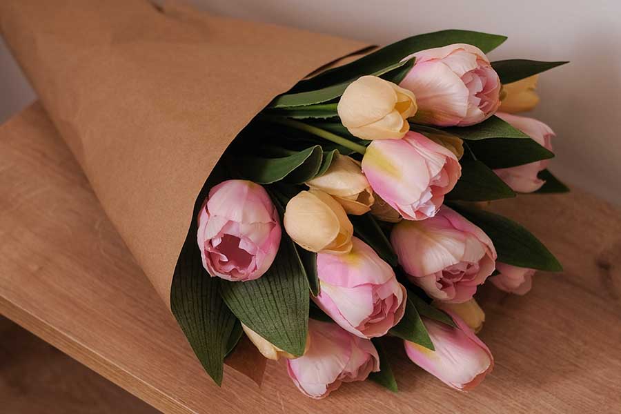 Bó hoa tulip càng đơn giản càng tôn lên được vẻ đẹp kiêu sa.