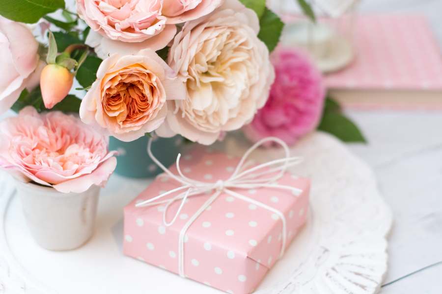 Hoa là một món quà phổ biến có thể tặng trong nhiều dịp khác nhau.
