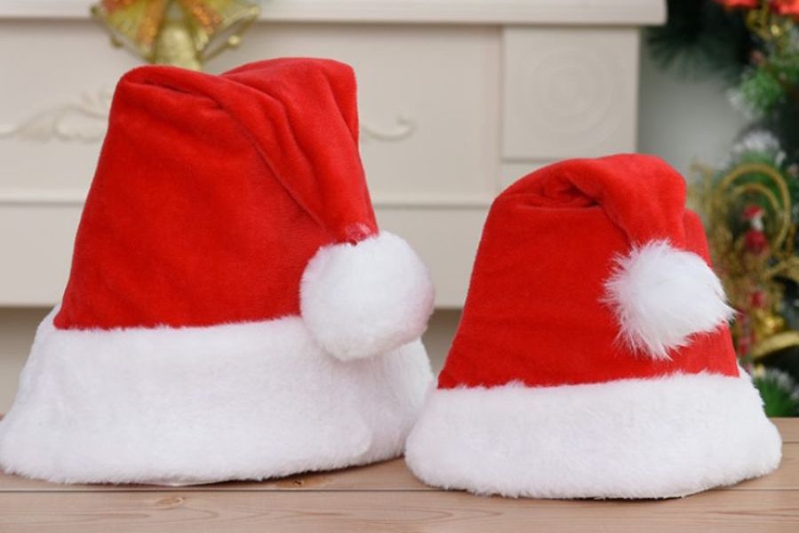 Hoàn thiện chiếc mũ Noel bằng vải handmade.