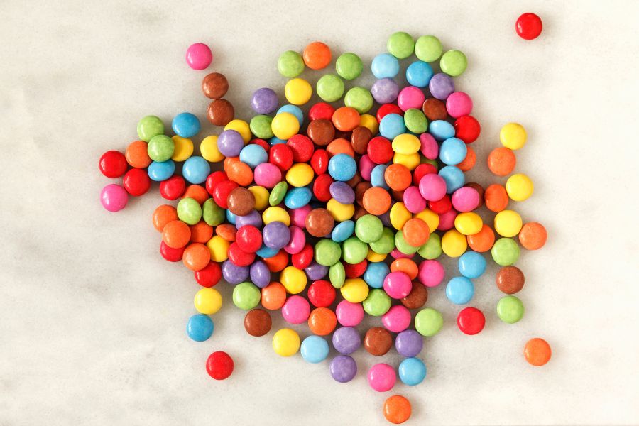 Trẻ em các nước phương Tây ưa thích những viên kẹo bi đầy màu sắc trong bàn tiệc Giáng Sinh.
