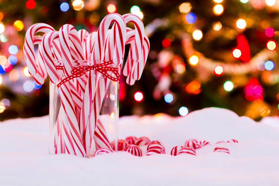 Những que kẹo nhiều màu sắc sẽ là món ăn ưa thích của nhiều em nhỏ dịp Giáng Sinh.
