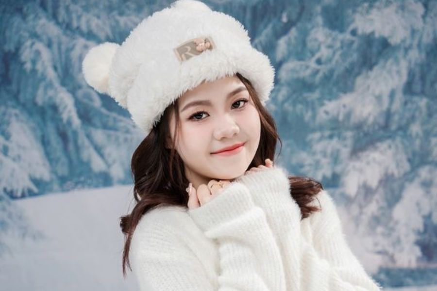 Phụ kiện mũ len trắng giúp bức ảnh Noel ấm áp và dễ thương hơn.