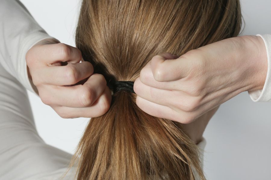 Cách buộc tóc đuôi ngựa thấp rất đơn giản, dễ dàng thực hiện.