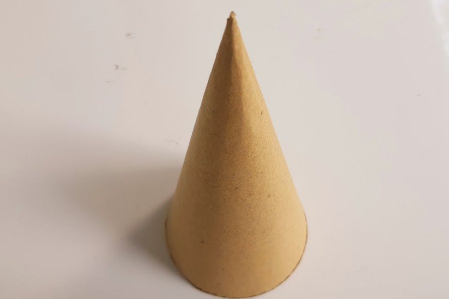 Sử dụng giấy bìa cứng cuốn thành hình chóp nón.