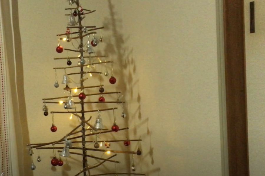 Hình ảnh cây thông Noel lung linh trang trí không gian nhà.