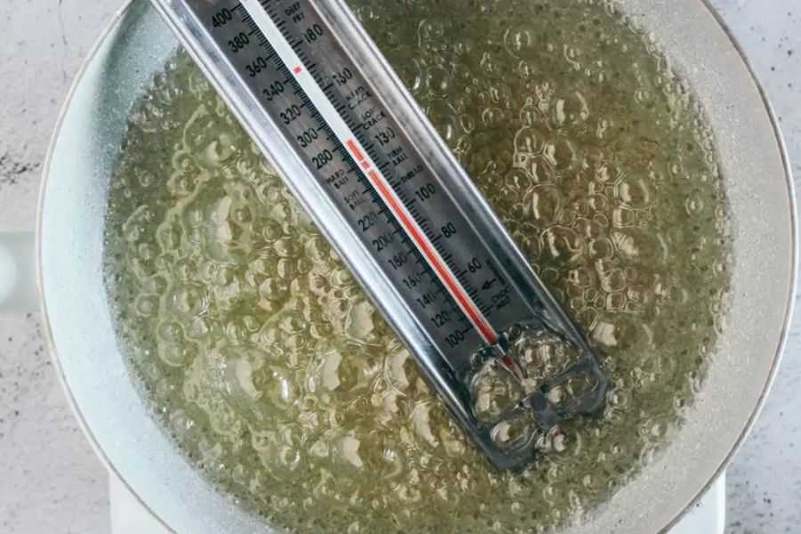 Tiến hành nấu hỗn hợp nước đường.