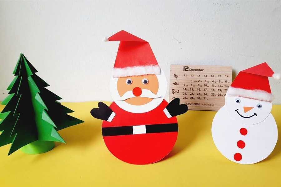 Các hình dáng ông Noel, cây thông và người tuyết được làm bằng giấy có thể dùng để đặt trên bàn làm việc.
