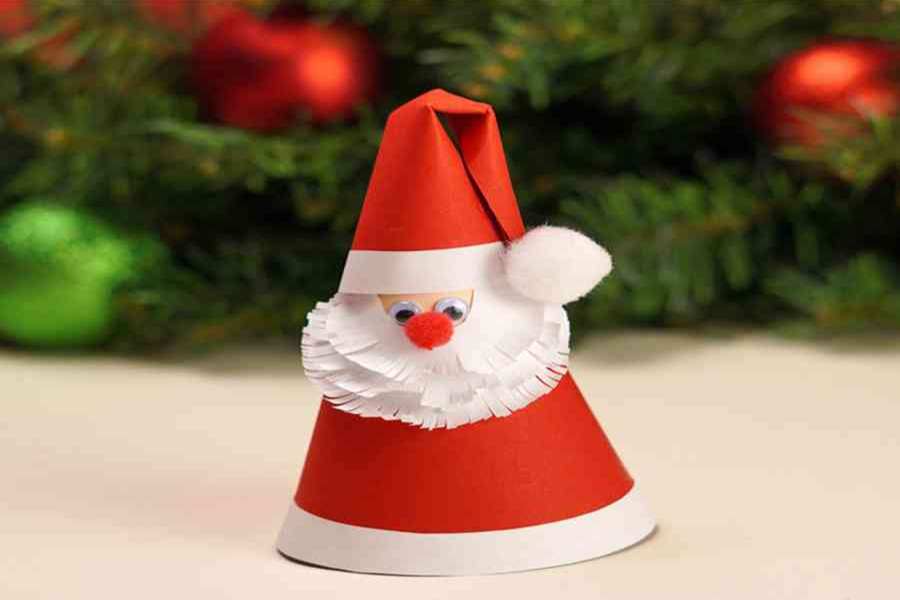 Chiếc nón Noel mini được làm bằng giấy có thể dùng để trang trí bàn lễ tân và bàn làm việc tại văn phòng.
