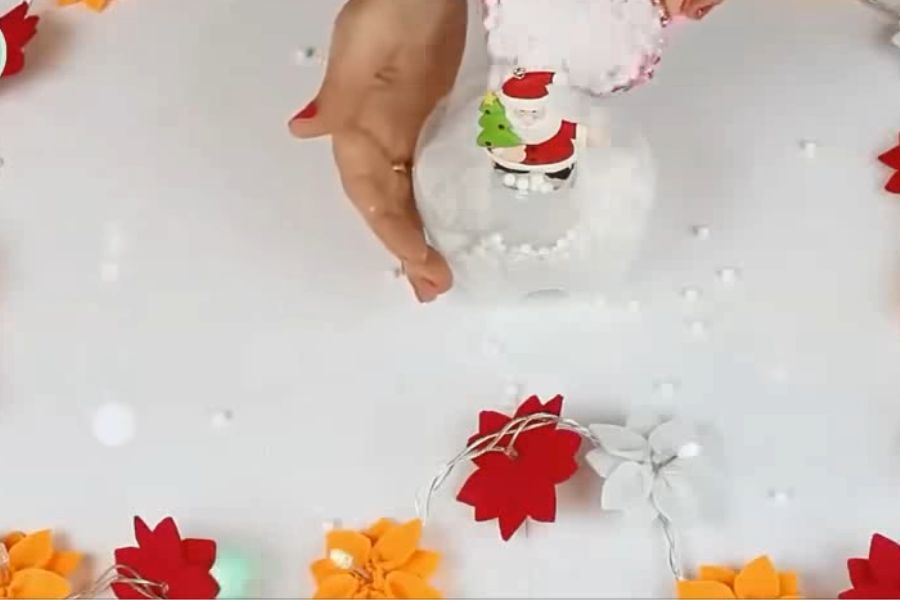 Gắn mô hình vào trang trí quả cầu tuyết.