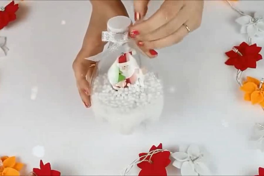 Hoàn thành quả cầu tuyết với chai nhựa.
