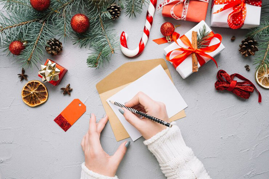 Viết thư tay hoặc làm thiệp Giáng Sinh handmade.