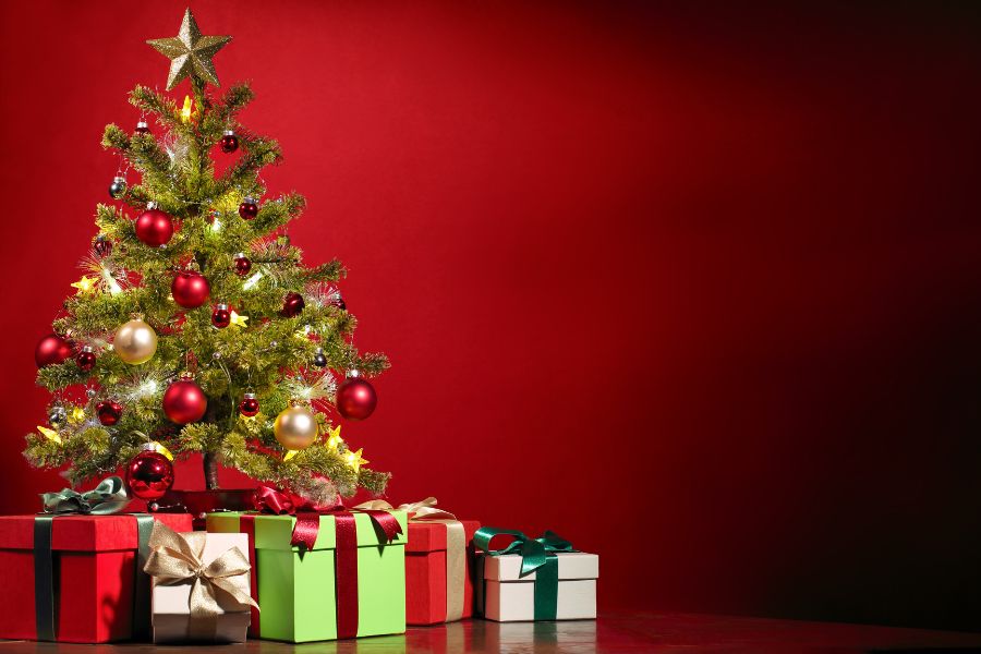 Gửi những lời chúc Giáng Sinh cho khách hàng cùng những phần quà.