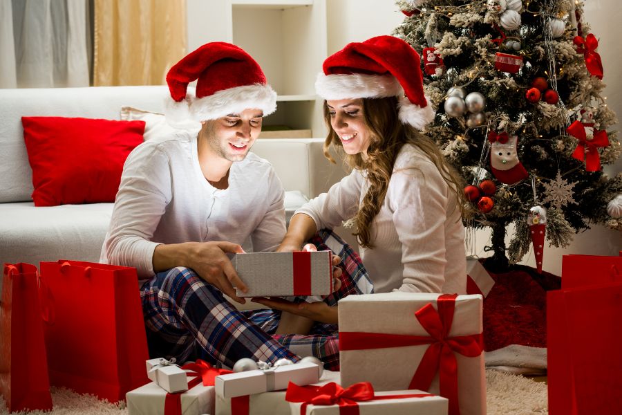 Giáng Sinh là thời gian tuyệt vời nhất để các cặp đôi bày tỏ tình cảm với nhau với những lời chúc Noel lãng mạn, cảm xúc.