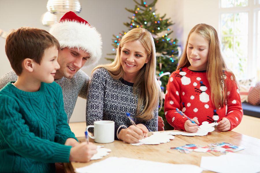 Noel là thời gian để gia đình quây quần bên nhau, gửi đến nhau những lời chúc ý nghĩa.