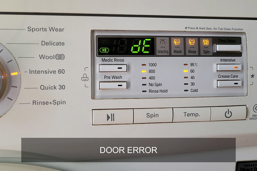 Lỗi DE hiển thị cho thấy nắp máy giặt đang gặp sự cố.