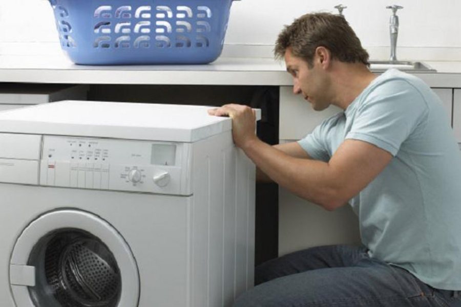 Mã lỗi máy giặt Aqua E2 thường xuyên xuất hiện khi không thể xả nước.