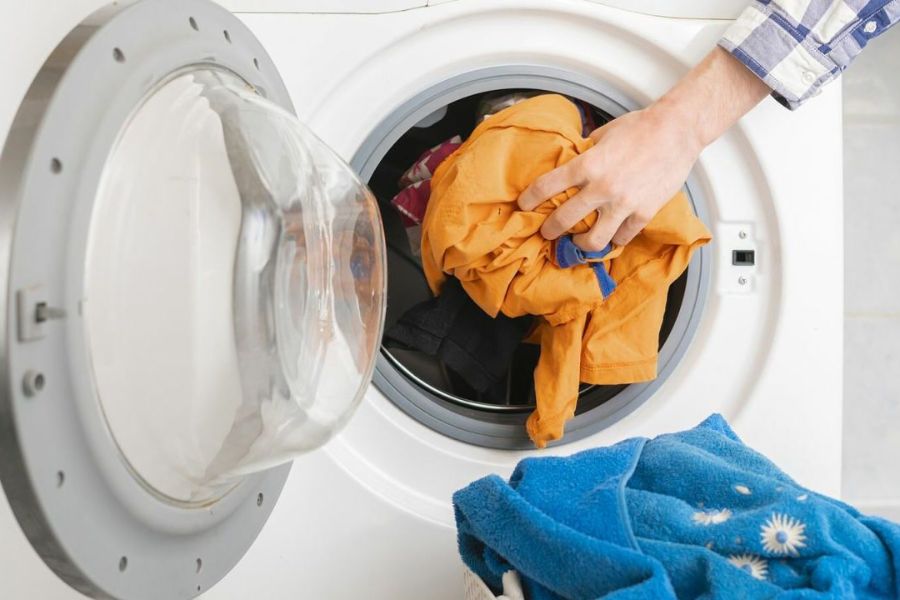 Tránh cho quá nhiều hoặc quá ít quần áo vào lồng giặt.