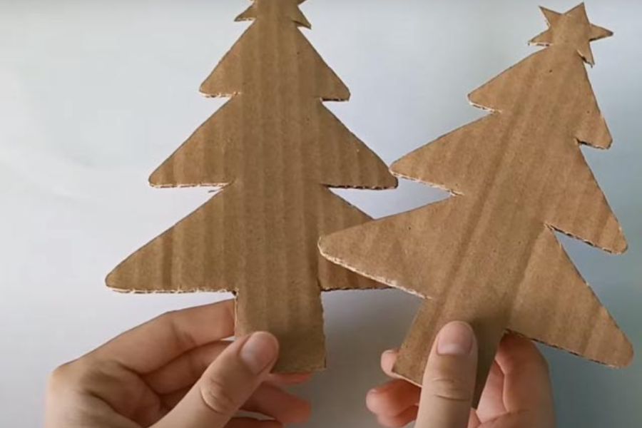 Đơn giản bằng việc vẽ và cắt hình ảnh cây thông Noel.