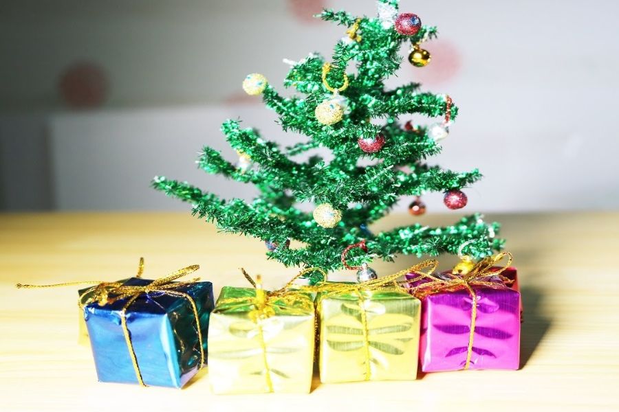 Làm thêm hộp quà handmade để trang trí gốc cây Noel.