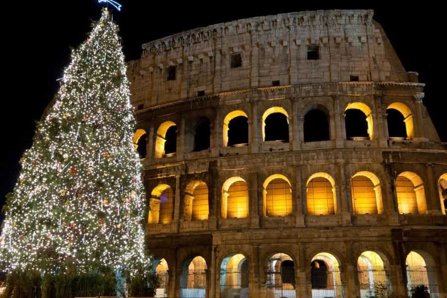 Cây thông sáng rực tọa lạc tại đấu trường La Mã Colosseum.