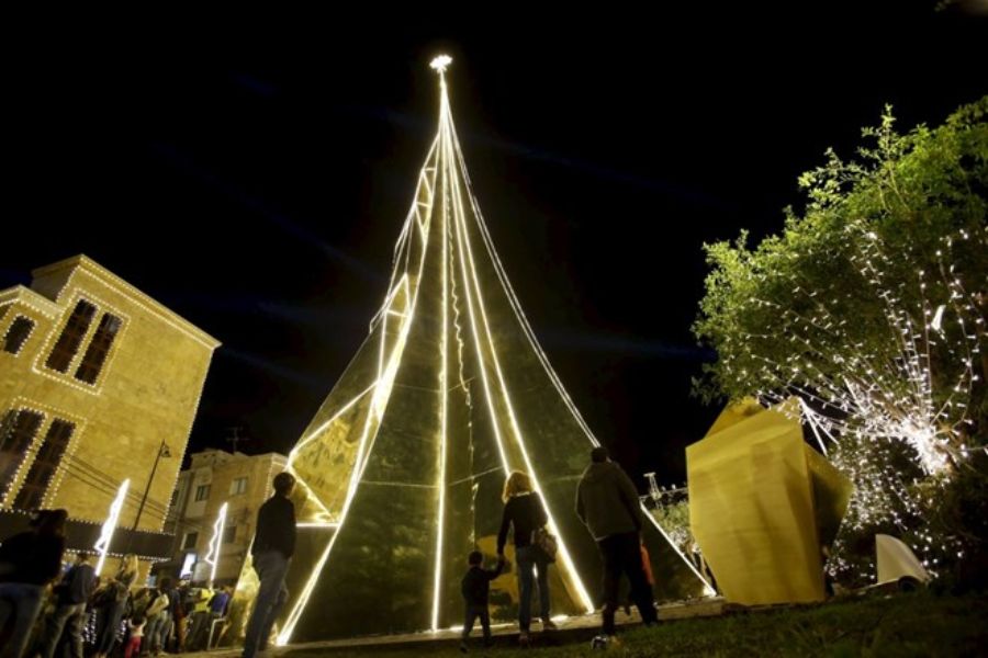 Cây thông Giáng sinh cao 35m này được dựng ở Byblos, Lebanon.