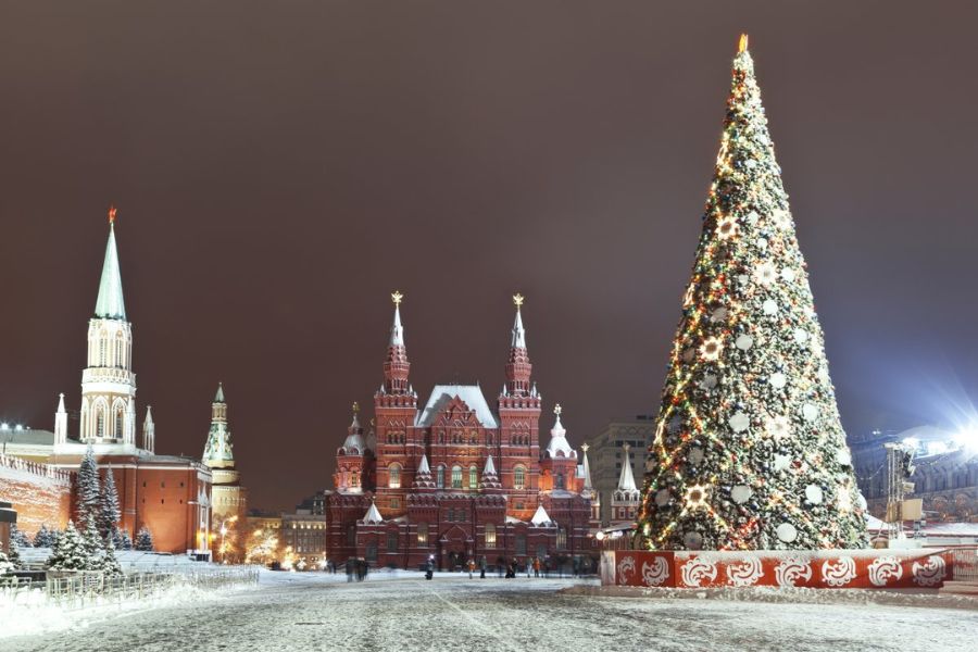 Cây thông Noel cao gần 17m nằm giữa quảng trường tuyết trắng Manezh.