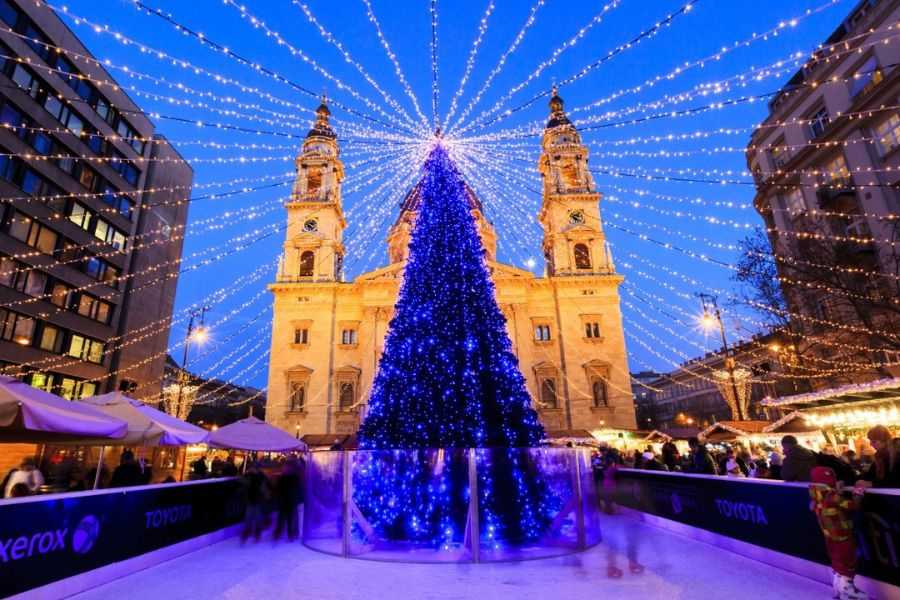 Cây thông Noel tại Budapest, Hungary.