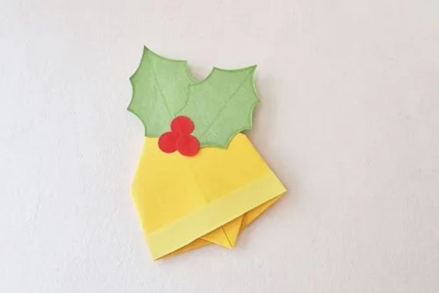 Gấp chuông Noel bằng những mẩu giấy mỏng và tô từ màu nước cho những bạn khéo tay.
