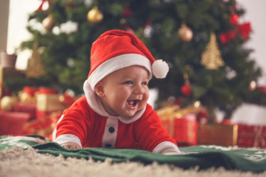 Concept Giáng Sinh đầu tiên làm nổi bật sự hồn nhiên và ngọt ngào của bé.