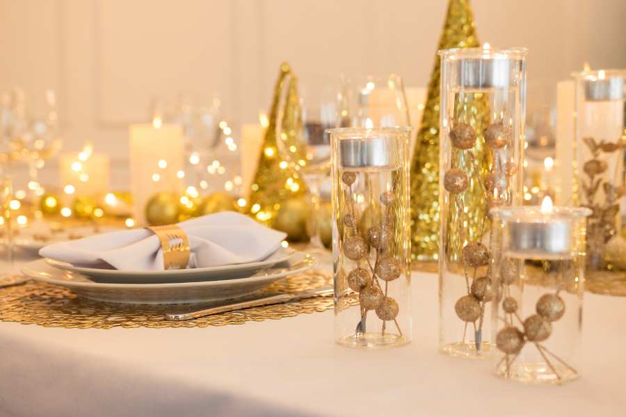 Sự kết hợp giữa phong cách trang trí gồm: Cây thông, đèn và bàn tiệc tạo nên bức tranh Giáng Sinh hoàn hảo.